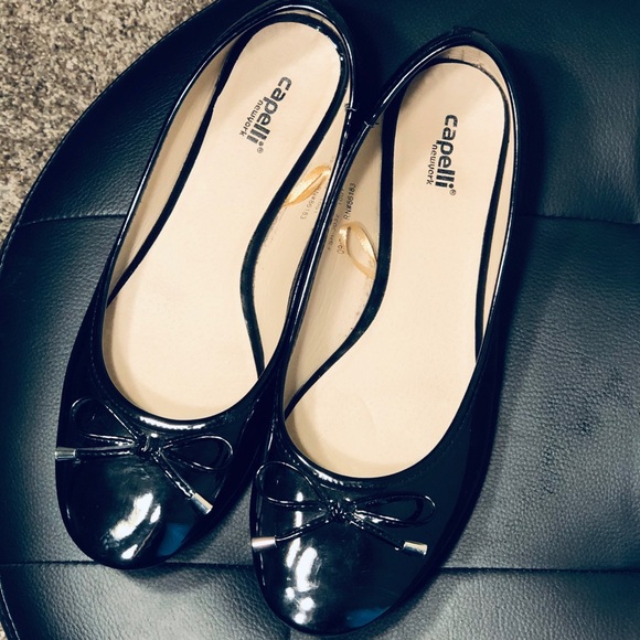 Women’s Capelli New York Flats - Picture 2 of 5